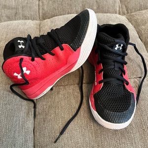 4Y Under Armour Basketball Shoes